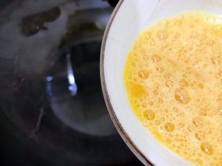 10、香芹胡萝卜辣椒炒鸡蛋,下鸡蛋液