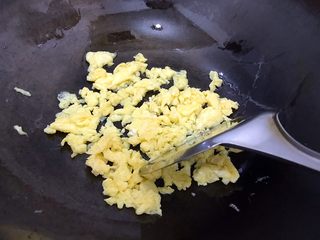 12、香芹胡萝卜辣椒炒鸡蛋,并且用锅铲打碎，然后盛出备用