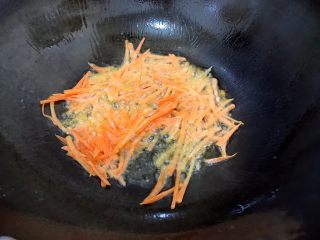 14、香芹胡萝卜辣椒炒鸡蛋,中火翻炒20秒