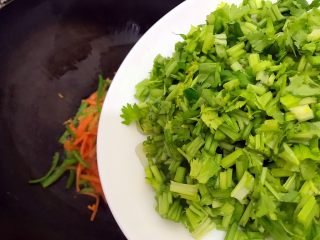 17、香芹胡萝卜辣椒炒鸡蛋,下香芹