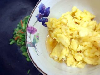 20、香芹胡萝卜辣椒炒鸡蛋,加入之前炒好的鸡蛋