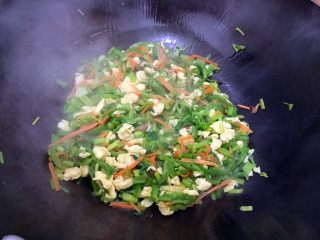 21、香芹胡萝卜辣椒炒鸡蛋,翻炒均匀