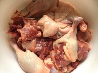 1、鸭子白萝卜汤,樱桃谷鸭洗净,刨肚去内脏,切成块备用。