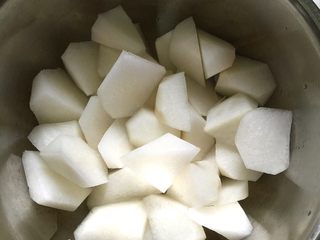 2、鸭子白萝卜汤,白萝卜洗净去皮,切成块备用。生姜切块,小葱洗净切碎备用。