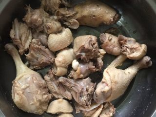 3、鸭子白萝卜汤,锅里加水烧开,放入鸭肉焯水,煮至浮沫出来,捞起沥干水份备用。
