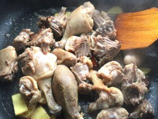 4、鸭子白萝卜汤,锅中放适量食用油,烧至五成热,放入八角桂皮炒出香味,放入生姜片和鸭肉煸炒出油来。