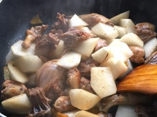 5、鸭子白萝卜汤,锅里加入适量的食用盐、生抽酱油、料酒翻炒均匀。