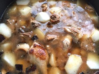 6、鸭子白萝卜汤,锅里加水没过鸭肉白萝卜,大火煮开,倒入高压锅里,选择鸭肉键按钮耐心等待哦!