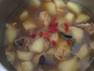 7、鸭子白萝卜汤,等高压锅煮汤完成,排气,开盖,加入适量蔬菜精和枸杞子即可。