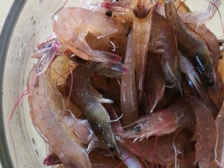 5、快手菜,肉丝豆芽爆海虾,海虾洗净