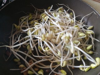 11、快手菜,肉丝豆芽爆海虾,平底锅洗净擦干,锅中大火,热油至七成,加入葱姜蒜爆香,加入豆芽翻炒