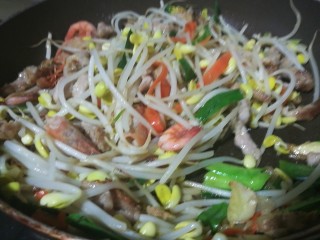 13、快手菜,肉丝豆芽爆海虾,加入韭菜翻炒,加入炒过的肉丝海虾翻炒,加料酒、盐调味,起锅