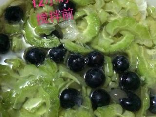 5、苦瓜野葡萄柠檬酵素,12小时后每天搅拌2-3次,把浮在表层的食材轻轻用搅拌勺往下按,让食材充分浸泡在液体当中,使之发酵更加充分