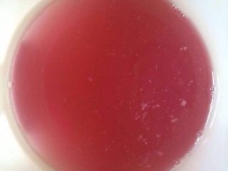 8、苦瓜野葡萄柠檬酵素,用滤网把水果渣捞起,用专业的酵素保鲜瓶分装,放入冰箱(5-15度)冷藏保存,7天内饮用完效果最佳,酵素渣可以加糖按照自己口味做果酱或环保酵素