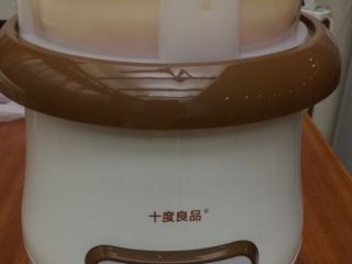 4、排毒养颜酵素,加工食材，将加工好的食材倒进溶好糖的酵素桶内，倒入激活了的菌粉搅拌均匀，把桶盖盖好，放进已灭菌机体中，功能选择鲜酿酵素，然后按开机（如果室温超过30度，放进机体前，请按照机体最佳加水量的刻度线来开水）