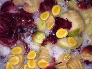 5、排毒养颜酵素,12小时后每天早晚各搅拌1次，把浮在表层的食材轻轻用搅拌勺往下按，让食材充分浸泡在液体当中，使之发酵更加充分