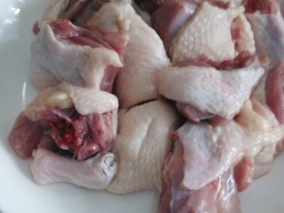 1、调理阴虚体质#固本老鸭汤#(创建于9/7~2017),主料准备:半边老鸭洗干净，切块。