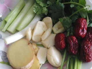 3、调理阴虚体质#固本老鸭汤#(创建于9/7~2017),輔料2:小枣、葱、姜、蒜、香菜。