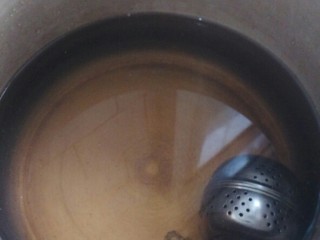 5、调理阴虚体质#固本老鸭汤#(创建于9/7~2017),高压锅加水，药盒放入水中，浸泡20分钟。