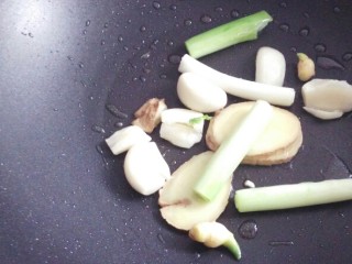 7、调理阴虚体质#固本老鸭汤#(创建于9/7~2017),起锅，放少许油爆香葱姜蒜。