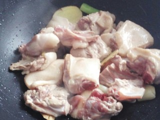 8、调理阴虚体质#固本老鸭汤#(创建于9/7~2017),放入鸭肉继续煸香，到出油止。