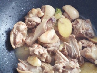 9、调理阴虚体质#固本老鸭汤#(创建于9/7~2017),加入料酒，翻炒片刻。