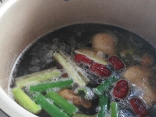 10、调理阴虚体质#固本老鸭汤#(创建于9/7~2017),把煸香的鸭肉到入高压锅内，加葱姜、小枣。