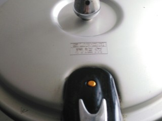 11、调理阴虚体质#固本老鸭汤#(创建于9/7~2017),盖上锅盖，加压烧开，转中火压制20分钟。