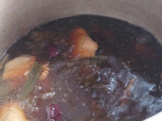 12、调理阴虚体质#固本老鸭汤#(创建于9/7~2017),然后关火，放气，打锅盖，进行调味，加盐，胡椒粉，少许味精。