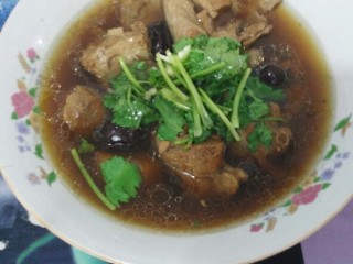 13、调理阴虚体质#固本老鸭汤#(创建于9/7~2017),出锅，装盘，散上香菜，即成0k。