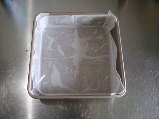 2、浓情芝士布朗尼蛋糕,烤盘铺上油纸