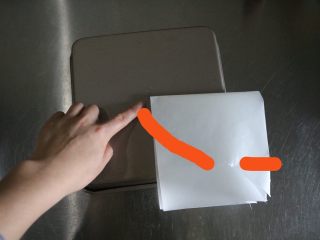 3、浓情芝士布朗尼蛋糕,给大家说一个小技巧，油纸大小能包裹住整个烤盘，折成四方形。放置中间点，剪刀剪至烤盘初就????了