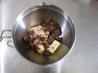 4、浓情芝士布朗尼蛋糕,将黄油+巧克力放置容器内，隔水加热