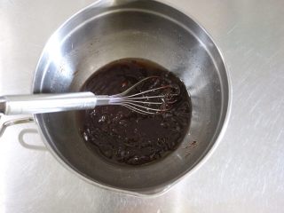 7、浓情芝士布朗尼蛋糕,搅拌均匀（我把红糖放进去继续在热水里约15秒左右拿下容器，继续搅拌