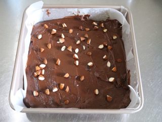 11、浓情芝士布朗尼蛋糕,倒入烤盘内