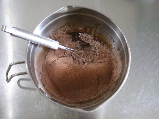 9、浓情芝士布朗尼蛋糕,筛入低粉、可可粉、盐，切拌均匀