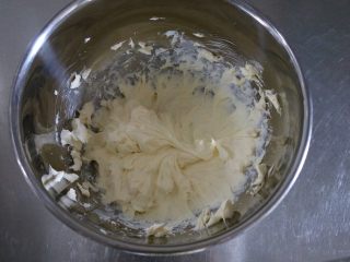 14、浓情芝士布朗尼蛋糕,将室温软化的奶油奶酪打至顺滑