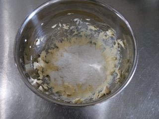 15、浓情芝士布朗尼蛋糕,加入糖粉继续打发