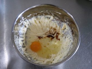 16、浓情芝士布朗尼蛋糕,加入香草精、鸡蛋，继续打发