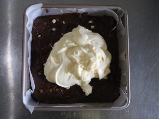 18、浓情芝士布朗尼蛋糕,倒入烤盘内