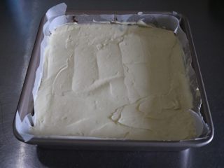 19、浓情芝士布朗尼蛋糕,用刮刀刮平