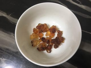 1、桃胶皂角米红枣枸杞羹,桃胶，十来个