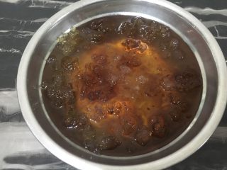 2、桃胶皂角米红枣枸杞羹,泡发十二个小时以上
