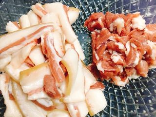 1、农家小炒肉,猪肉洗净后肥瘦分开切片，大概一毫米的厚度