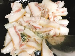 5、农家小炒肉,先将肥肉下锅煸炒出油