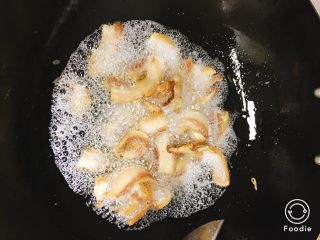 6、农家小炒肉,熬制肥肉为金黄色为佳