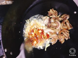 7、农家小炒肉,放入姜蒜和剁辣椒