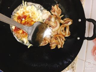 8、农家小炒肉,加盐和老抽继续翻炒