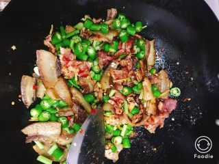 9、农家小炒肉,放入青椒芹菜段，瘦肉一起翻炒