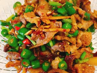 10、农家小炒肉,最后加生抽和味精出锅